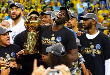 Draymond Green, con el trofeo Larry O'Brien.