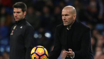 Football Soccer - Real Madrid v Las Palmas - Spanish Liga Santander - Santiago Bernabeu stadium, Madrid, Spain - 1/03/17 Real Madrid's coach Zinedine Zidane passes the ball during the match. REUTERS/Sergio Perez