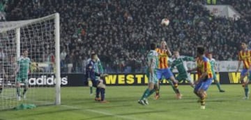 Senderos marca el tercer gol para el Valencia ante el Ludogorets Razgrad, durante el partido de ida de los octavos de final de la Liga Europa, en el estadio nacional Vasil Levski, en Sofía, Bulgaria.