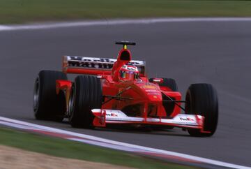 Considerado en el paddock del Mundial como el eterno escudero de Michael Schumacher en Ferrari, Rubens Barrichello completa el podio de esta singular tabla. 124 citas tuvo que esperar Barrichello para celebrar su primera victoria vestido de rojo. Fue en el GP de Alemania 2000, donde el brasile?o aprovech車 el abandono a las primeras de cambio de Schumacher para imponerse a los McLaren de Mika Hakkinen y David Coulthard.