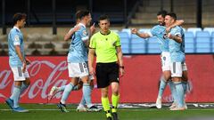 Iago Aspas se abraza a Nolito y celebra con Santi Mina y Denis Su&aacute;rez el primer gol del Celta contra Osasuna. 