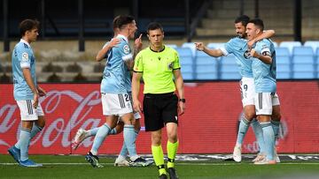 Iago Aspas se abraza a Nolito y celebra con Santi Mina y Denis Suárez el primer gol del Celta contra Osasuna.