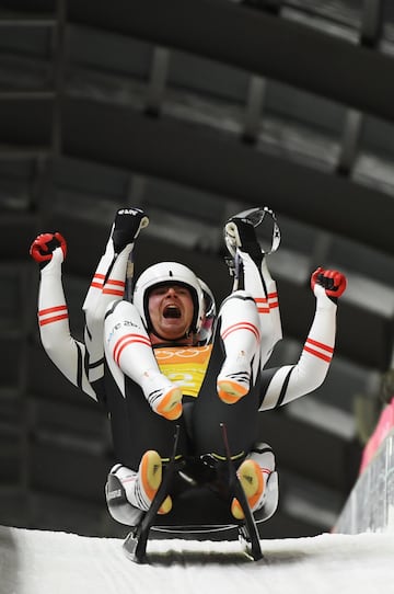 Los austriacos Peter Penz y Georg Fischler celebran el pase a la final de Luge en los JJOO.