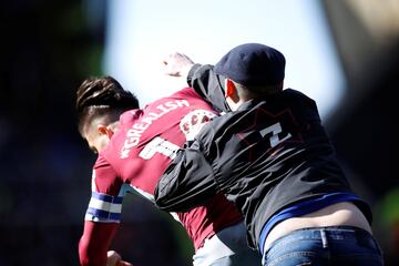 Un seguidor del Birmingham City Football Club ha saltado al terreno de juego durante el encuentro frente al Aston Villa y ha agredido al jugador del Jack Grealish, símbolo de los 'Villanos'. 