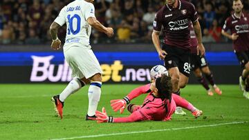 Soccer Football - Serie A - Salernitana v Inter Milan - Stadio Arechi, Salerno, Italy - September 30, 2023 Inter Milan's Lautaro Martinez scores their first goal REUTERS/Alberto Lingria