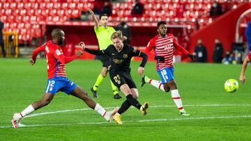De Jong dispara en el partido ante el Granada.