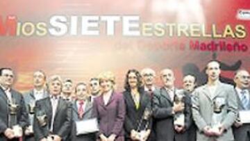 Esperanza Aguirre con todos los premiados.