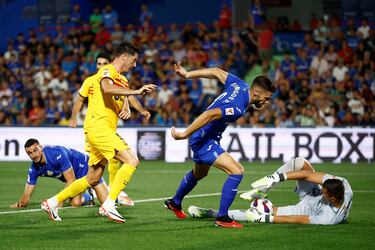 Lewandowski, Duarte y David Soria en un lance del encuentro.
