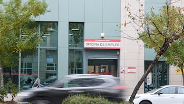 Entrada de una oficina de empleo, a 4 de diciembre de 2023, en Madrid (Espa?a). El paro registrado en las oficinas de los servicios p¨²blicos de empleo baj¨® en 24.573 personas en noviembre en relaci¨®n al mes anterior (-0,9%) gracias al sector servicios, que concentr¨® buena parte del descenso del desempleo. Con el retroceso del paro en noviembre, el primero tras tres meses consecutivos de incrementos, el n¨²mero total de parados se situ¨® en 2.734.831 personas, su menor cifra en un mes de noviembre desde 2007, seg¨²n datos publicados este lunes por el Ministerio de Trabajo y Econom¨ªa Social.
04 DICIEMBRE 2023;EMPLEO;PARO;BAJADA;TRABAJO;OFICINA;NOVIEMBRE;
Jes¨²s Hell¨ªn / Europa Press
04/12/2023