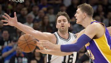 SAN01. SAN ANTONIO (TX, EEUU), 12/01/2017.- El jugador Pau Gasol (i) de San Antonio Spurs en acción ante Timofey Mozgov (d) de Los Ángeles Lakers hoy, jueves 12 de enero de 2017, durante un juego entre Los Ángeles Lakers vs. San Antonio Spurs de la NBA, que se disputa en San Antonio (Estados Unidos). EFE/DARREN ABATE