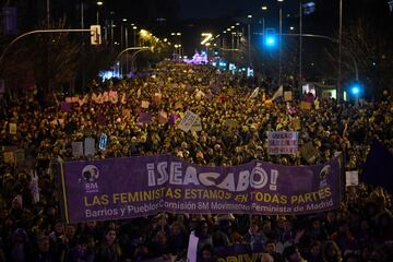 La gente asiste a una manifestación para conmemorar el Día Internacional de la Mujer en Madrid, España.