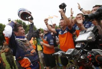 El piloto español Marc Coma del equipo Red Bull KTM Factory Rally celebra con su equipo la victoria en el Dakar 2015 al término de la última etapa de apenas 174 kilómetros entre Rosario y Buenos Aires. Coma (KTM) consiguió hoy su quinta corona del Dakar al finalizar primero en esta séptima edición sudamericana.