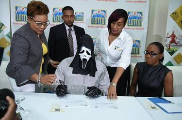 Ganó la lotería y fue por su premio con máscara de Scream
