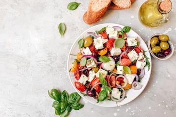 Con tomate, pepino, cebolla roja, aceitunas negras y queso feta, ali?ada con or¨¦gano, aceite de oliva y lim¨®n.