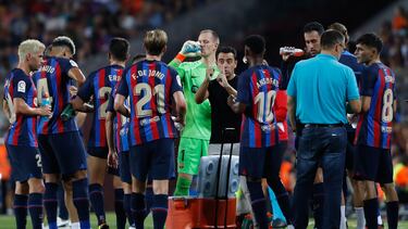 BARCELONA, 13/08/2022.- El entrenador del FC Barcelona Xavi Hernández (c) da instrucciones en un descanso para hidratarse durante el partido correspondiente a la primera jornada de LaLiga que FC Barcelona y Rayo Vallecano disputan hoy sábado en el Camp Nou, en Barcelona. EFE/Quique García