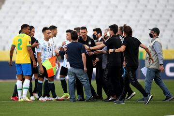 Agentes brasileños interrumpen el partido. 