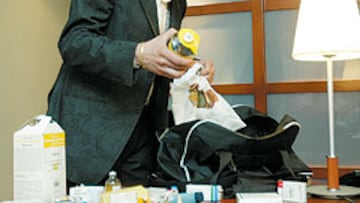 Manzano nos muestra algunos de los medicamentos de los que nos ha hablado estos días.