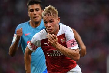 Emile Smith Rowe corriendo por delante de Rodri. 