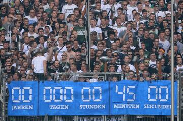 Aficionados del Borussia Monchengladbach mostraron un cartel caricaturizando al reloj del Hamburgo que marcaba el tiempo que llevaba en Bundesliga.