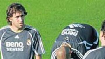 <b>DE CHARLA. </b>Raúl estuvo hablando con Capello unos minutos.