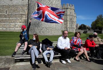 Varias personas se concentran en los alrededores de Windsor. 