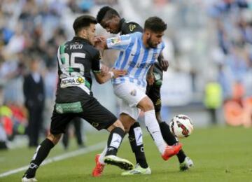 El delantero del Málaga Samuel García Sanchez , lucha por el balón entre los centrocampistas del Córdoba Fede Vico y el camerunense Patrick Ekeng