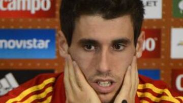 El jugador del Athletic en la rueda de prensa con la Selección.