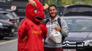 Hazard, con la mascota de la selección belga a la llegada a la concentración de los diablos rojos.