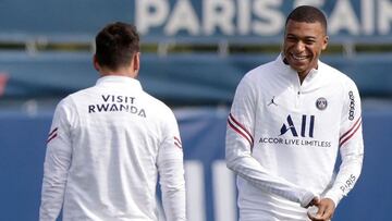 Kylian Mbapp&eacute; sonr&iacute;e durante una sesi&oacute;n de entrenamiento con Leo Messi.