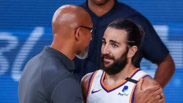 Ricky Rubio habla con su entrenador, Monty Williams.