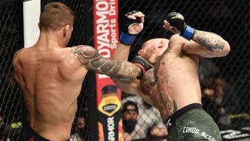 Dustin Poirier golpea a Conor McGregor durante el UFC 257.