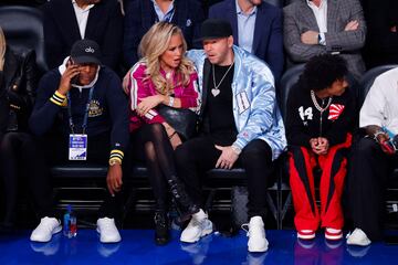 Jenny McCarthy y Donnie Wahlberg durante el partido de las estrellas de la NBA en el Bankers Life Fieldhouse.