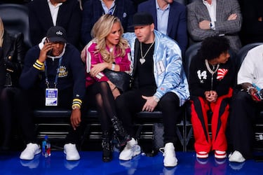 Jenny McCarthy y Donnie Wahlberg durante el partido de las estrellas de la NBA en el Bankers Life Fieldhouse.