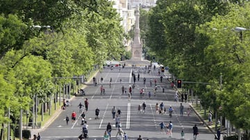 Gente caminando por el Paseo de la Castellana de Madrid.