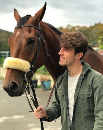 A pesar de los inconvenientes que tienen los horarios del mundo del fútbol, Álvaro siempre saca tiempo para una de sus mayores pasiones: los caballos. Una afición que le ha llegado desde casa, debido a que su familia es propietaria de corceles y desde muy niño los ha montado.