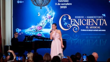 La actriz que interpreta a la princesa, Paule Mallagaray, interpreta en directo una canción en primicia, en la presentación del musical a los medios, en el Real Casino, a 22 de mayo de 2025, en Madrid (España). El musical se estrenará el próximo viernes 3 de octubre en el teatro Coliseum de la Gran Vía de Madrid, y está producido por Stage Entertainment España, artífice de éxitos como El Rey León, Aladdín, Anastasia o La Bella y la Bestia. Esta producción nos descubre a una Cenicienta valiente, decidida y dueña de sus propias decisiones. Plasman a Cenicienta como una heroína contemporánea que, más allá de encontrar el amor, inspira a luchar por construir un mundo mejor. Forman parte del equipo, Yolanda Pérez Abejón (Directora general de Stage Entertainment España), Anthony Van Laast (Director y Coreógrafo), Xavier Torras (Supervisor Musical), Yaiza Pinillos (Diseñadora de Vestuario), y Alejandro de los Santos (Director Residente).
22 MAYO 2025
Alberto Ortega / Europa Press
22/05/2025
