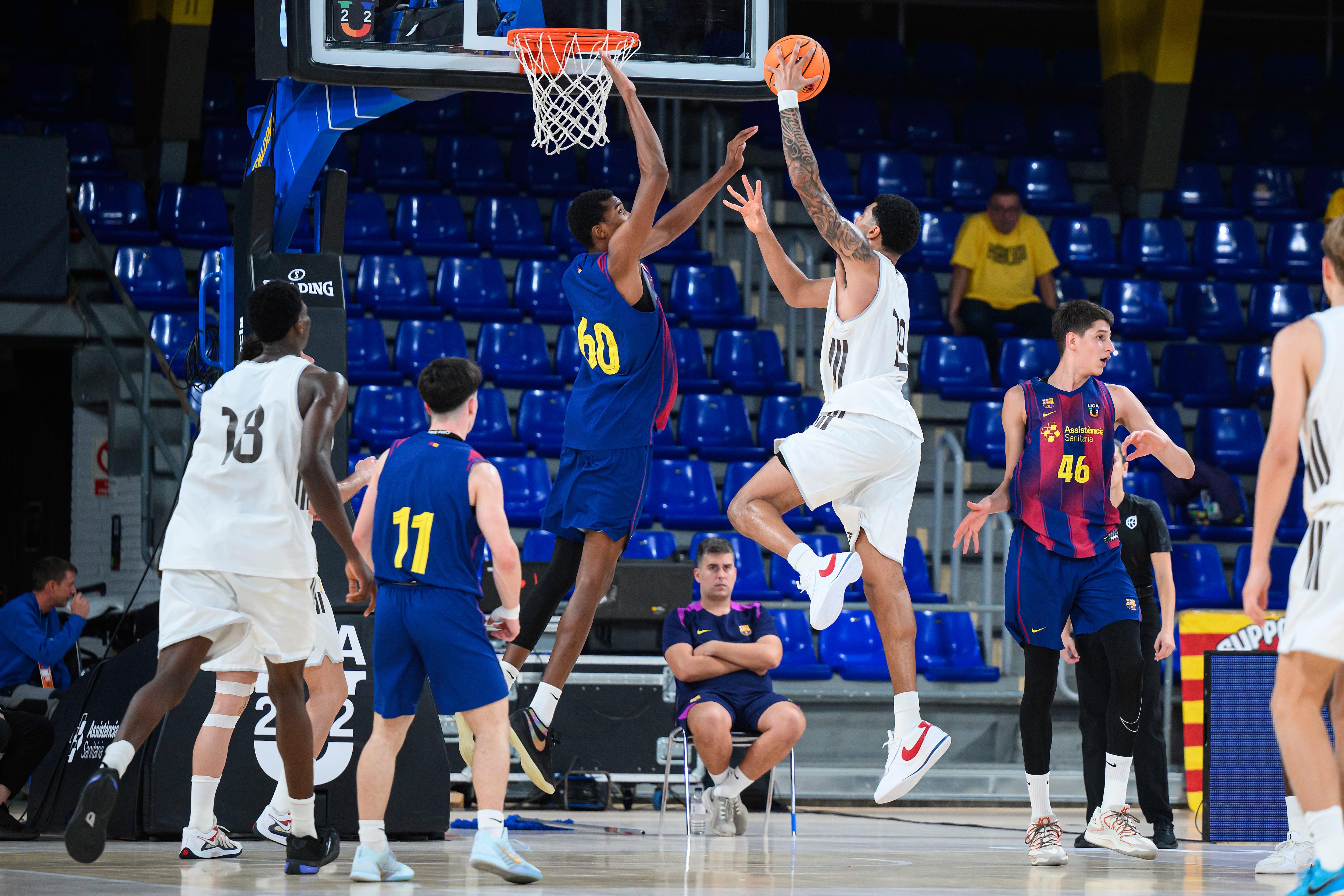 El Barça baja de la nube al Madrid