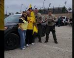 Colocan bandera del América en patrulla de EE. UU. ¡y los policías posan!