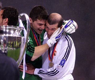 Iker Casillas y Zinedine Zidane, héroes de la final, celebrando la Champions League 2001-02 ante el Leverkusen.