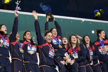 El equipo español celebra la medalla de oro. 