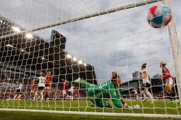 2-0. Alexandra Popp marca el segundo gol.