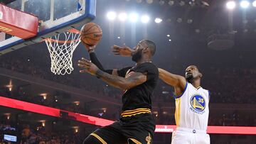LeBron James anota ante la defensa de Kevin Durant en las últimas Finales de la NBA.