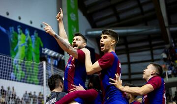 Matheus y sus compañeros de equipo, celebran el triunfo tras ganar en la tanda de penaltis a ElPozo Murcia.