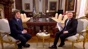 Un asesor de Milei irrumpe en plena entrevista para advertirle que deje de hablar