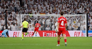 El futbolista del Sevilla, Lukebakio, marca el 4-2 al Real Madrid. 