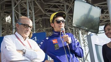 Rossi, junto a Carmelo Ezpeleta.