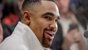 New Orleans (United States), 04/02/2025.- Philadelphia Eagles quarterback Jalen Hurts speaks to the news media at the team hotel ahead of the National Football League's Super Bowl LIX in New Orleans, Louisiana, USA, 04 February 2025. The AFC champion Kansas City Chiefs face the NFC champion Philadelphia Eagles in Super Bowl LIX at Caesars Superdome in New Orleans, Louisiana, 09 February 2025. (Nueva Orleáns, Filadelfia) EFE/EPA/ERIK S. LESSER