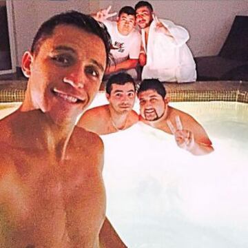 Alexis Sánchez disfruta junto a sus amigos.