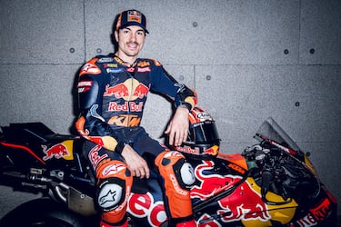 Maverick Viñales posa sobre la KTM RC16 Tech 3.