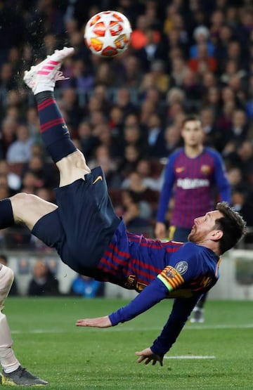 Messi trata de marcar de chilena en un partido en el Camp Nou.